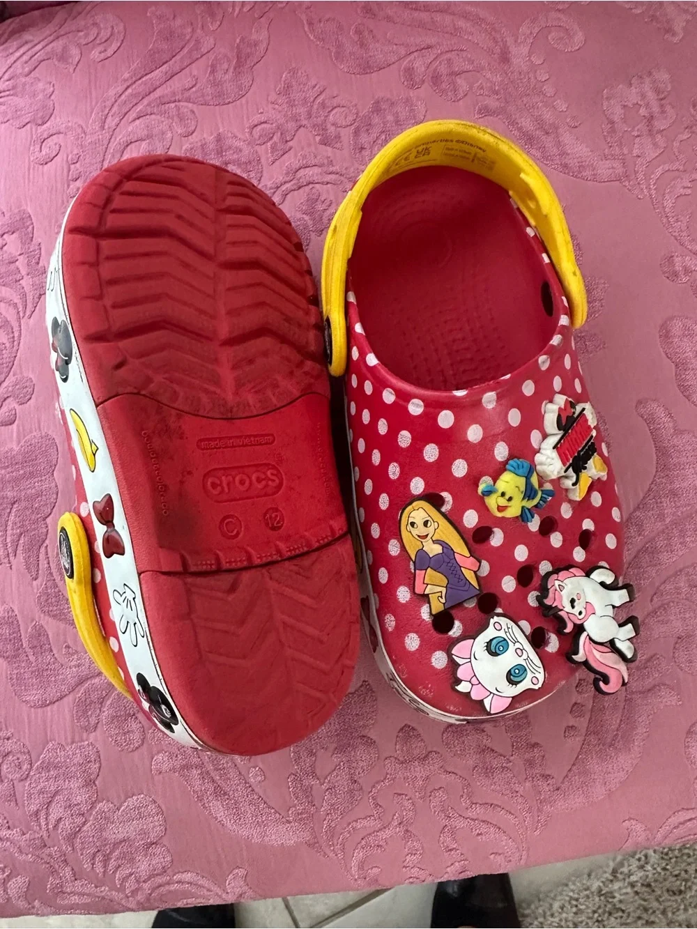 Minnie Polka Dot Red Clog Sandals with Yellow Strap